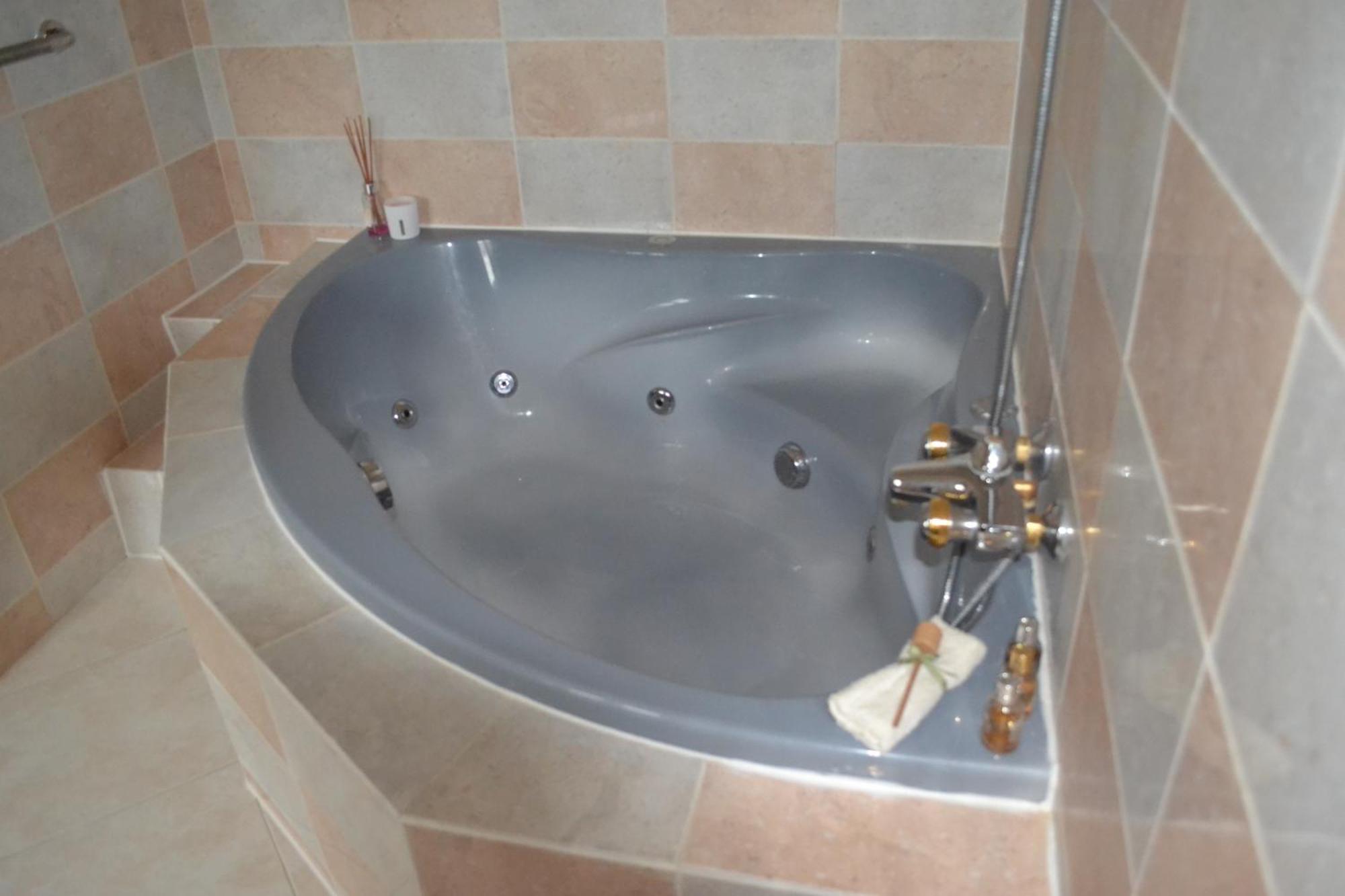 Les Bruyeres B&B 2 Montbron 外观 照片