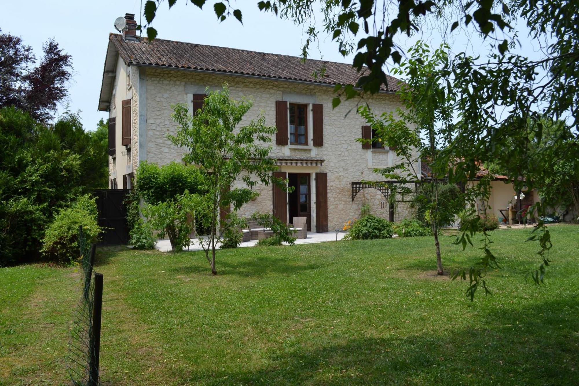 Les Bruyeres B&B 2 Montbron 外观 照片