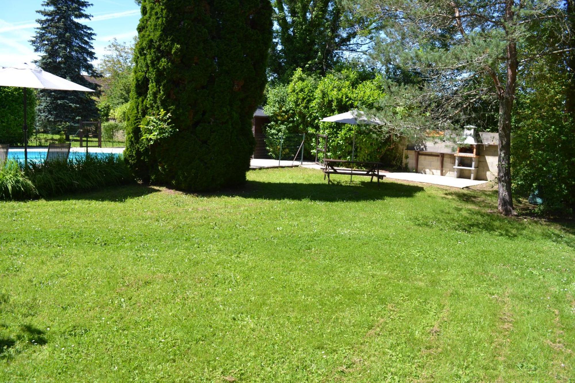 Les Bruyeres B&B 2 Montbron 外观 照片