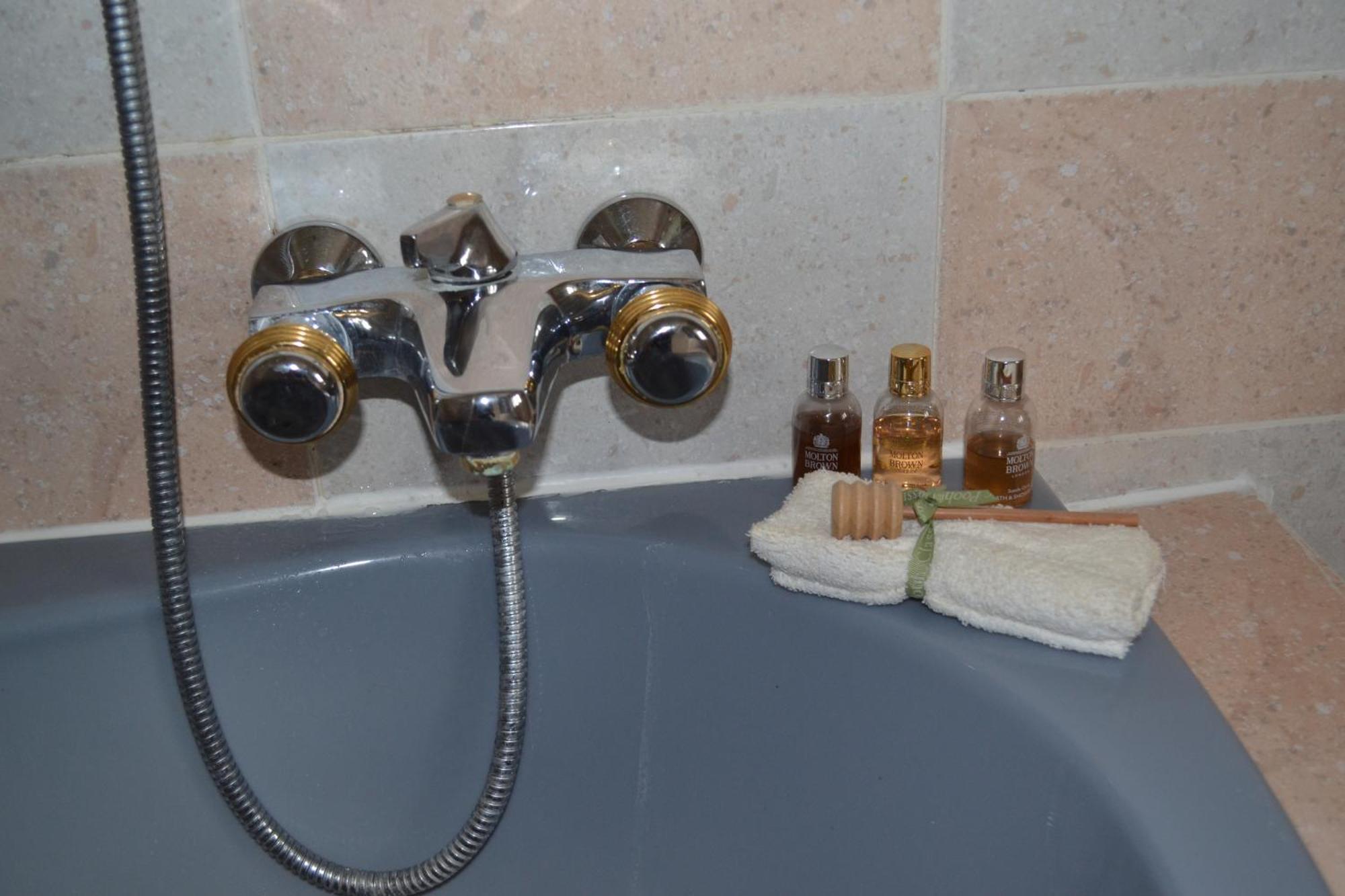 Les Bruyeres B&B 2 Montbron 外观 照片