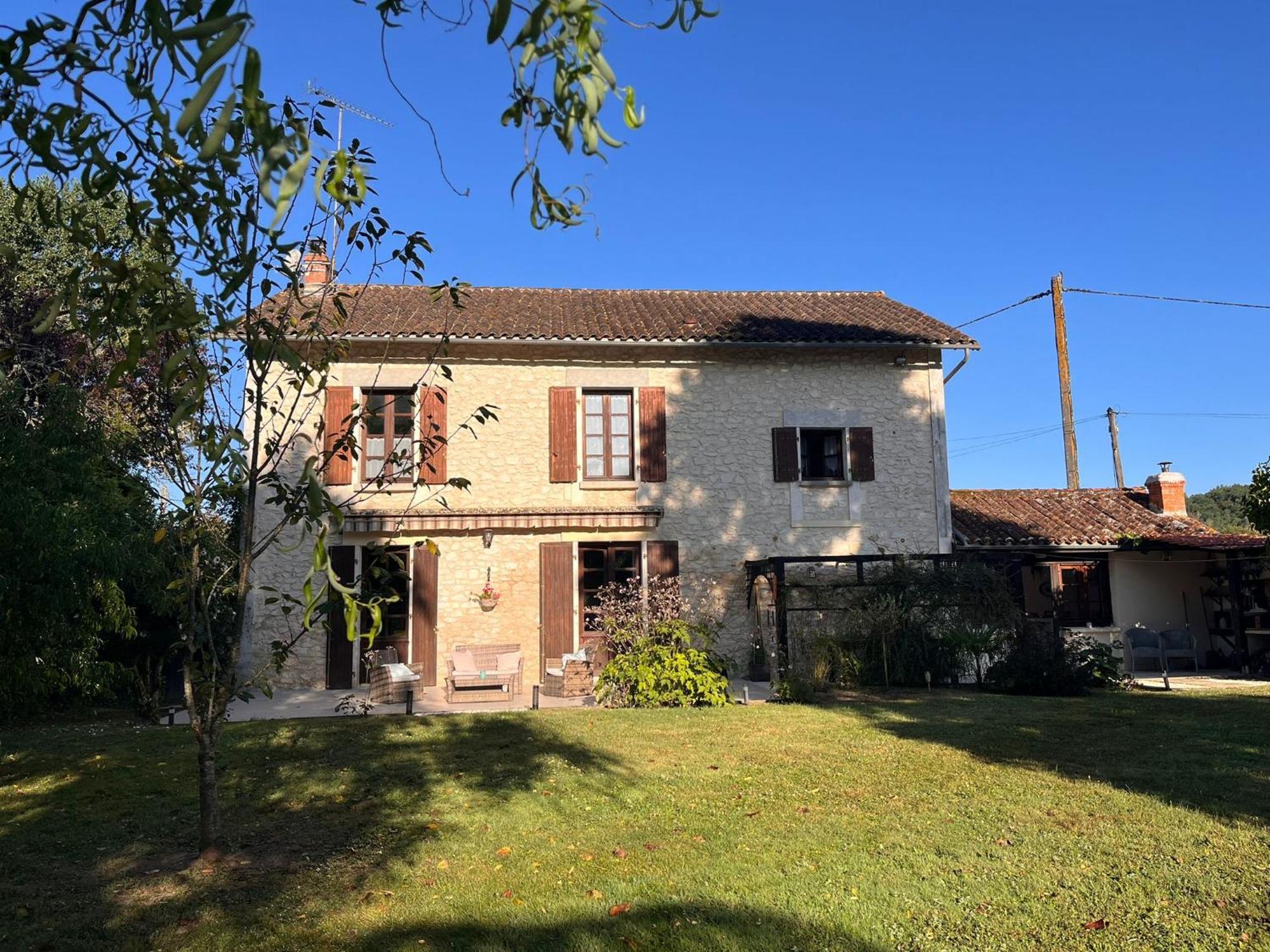 Les Bruyeres B&B 2 Montbron 外观 照片