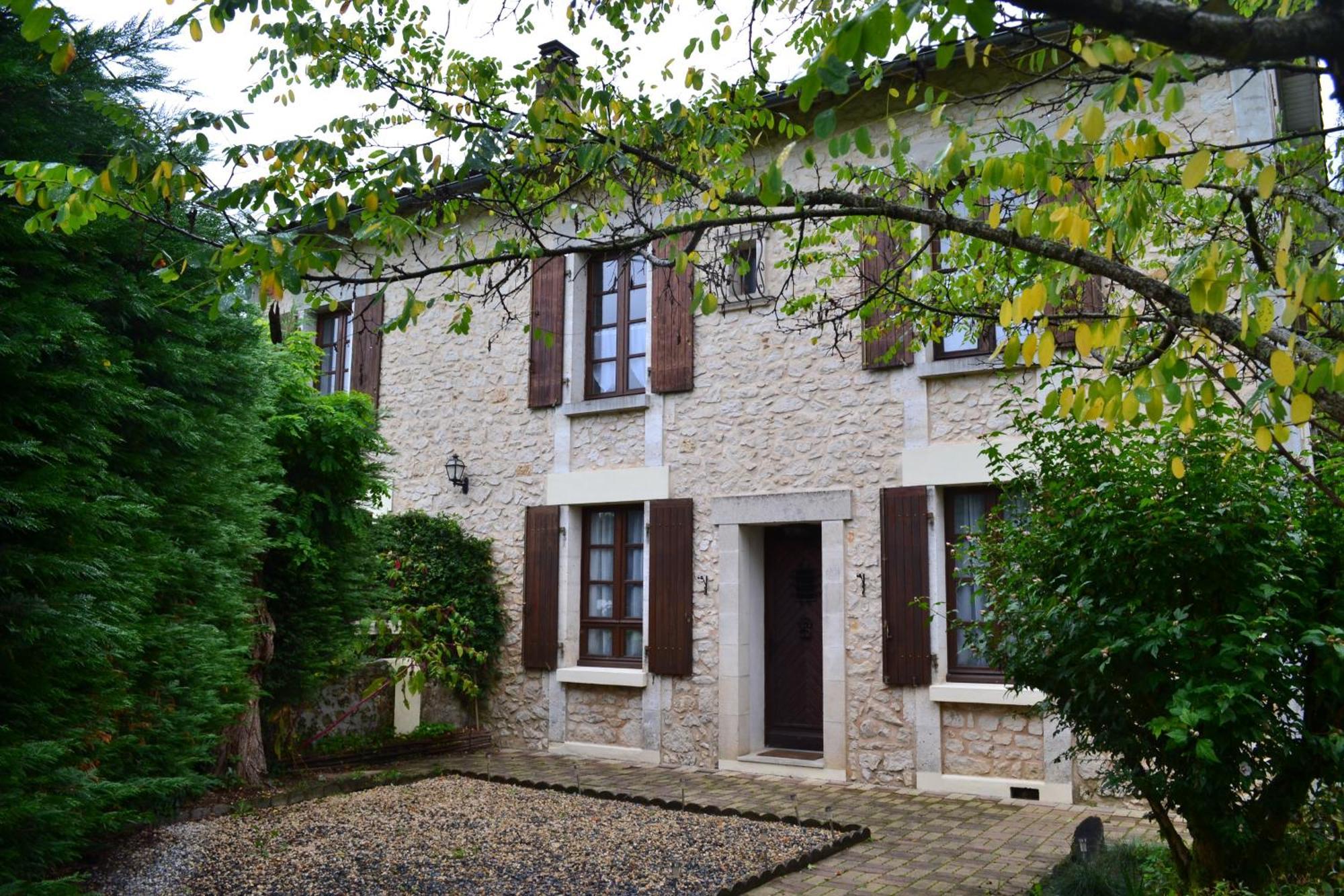 Les Bruyeres B&B 2 Montbron 外观 照片